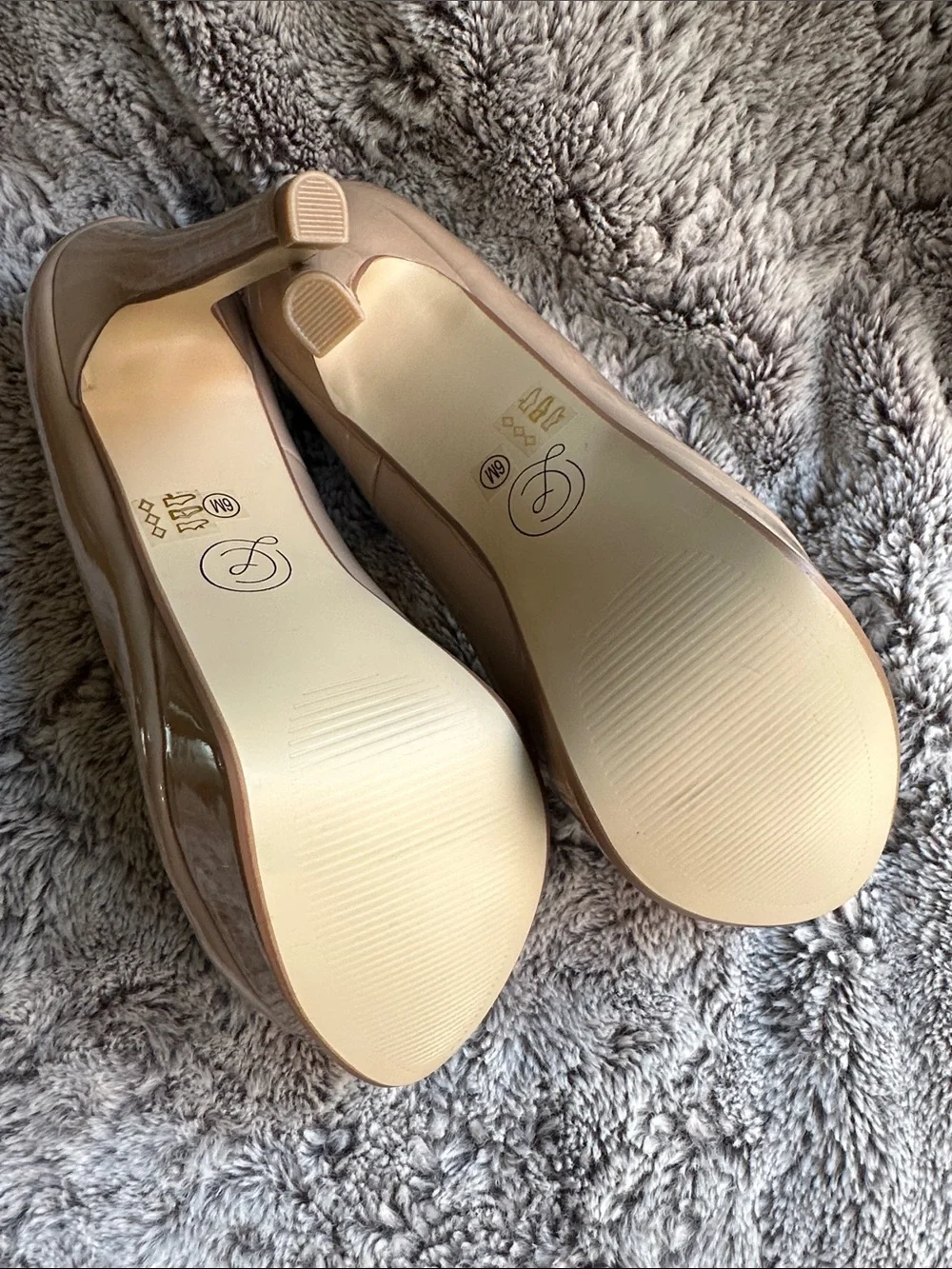 New without box Chinese Laundry Nude Patent Round-Toe Heels